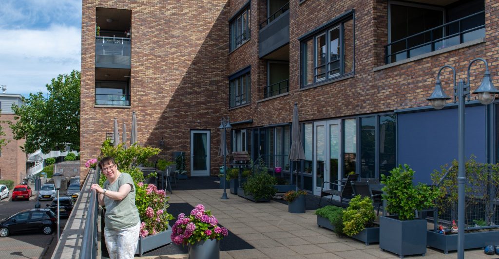 14 bewoners, gemiddelde leeftijd 40 jaar.