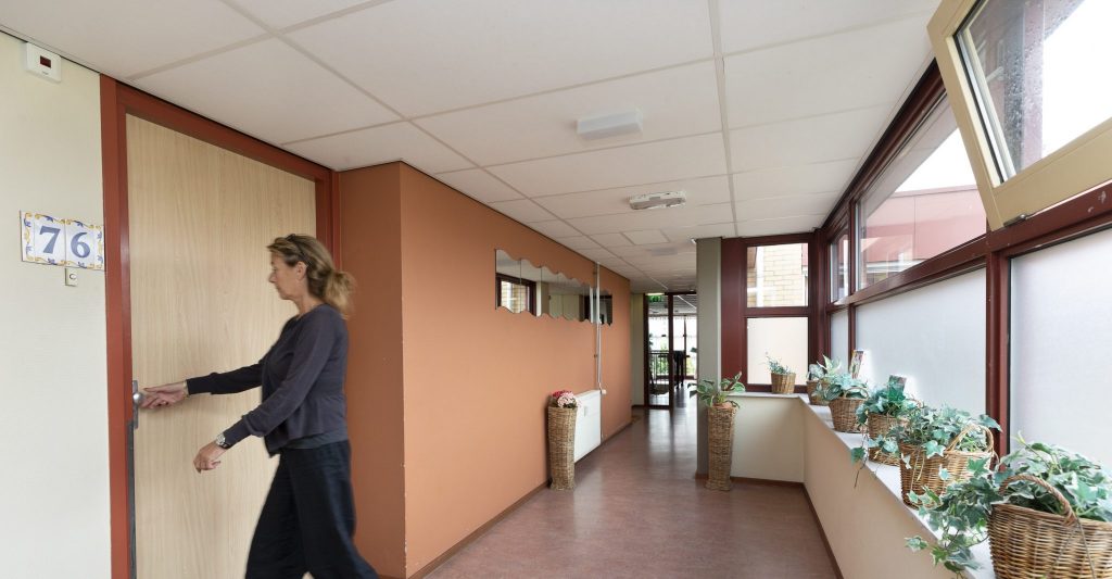 Gezamenlijke voordeur en ruime, open hal