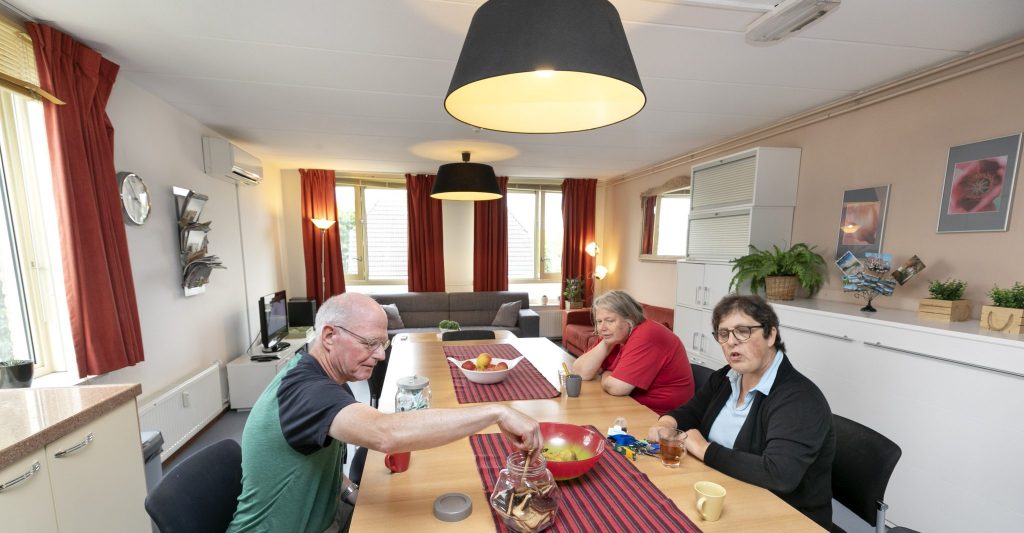 Gemeenschappelijke binnenplaats, woonkeuken.