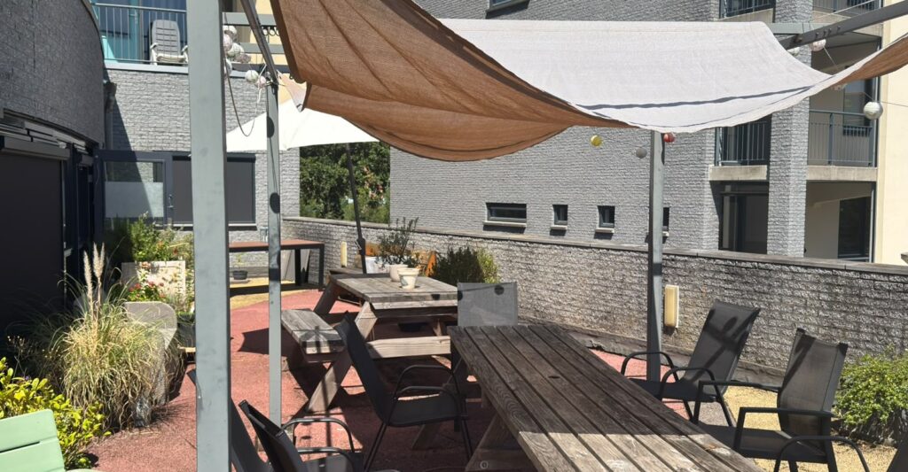 Een ruim en zonnig dakterras 
