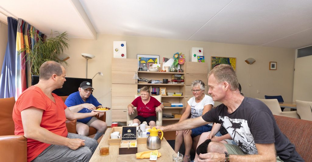 Er is een gezellig ingerichte gemeenschappelijke woonkamer