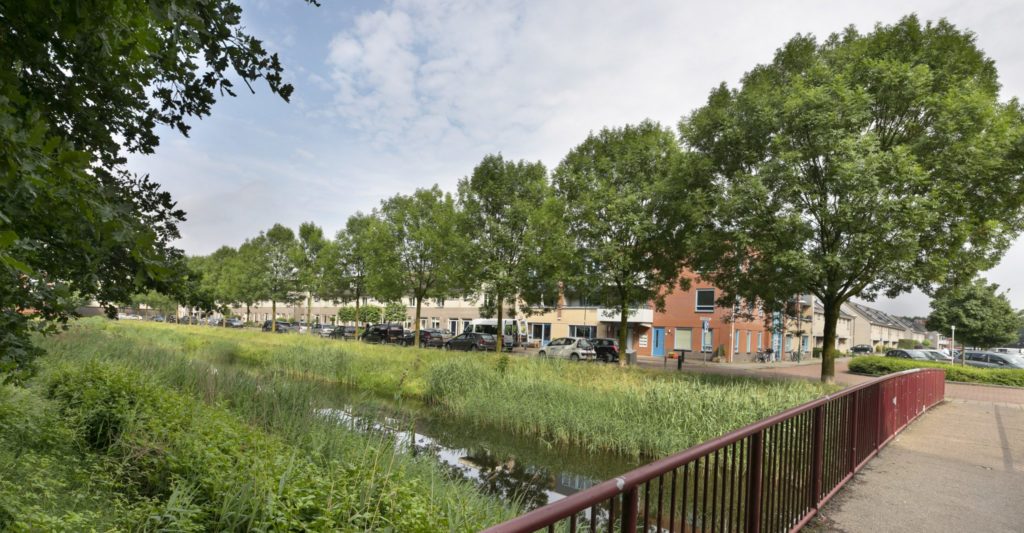 Midden in een woonwijk – en de samenleving.