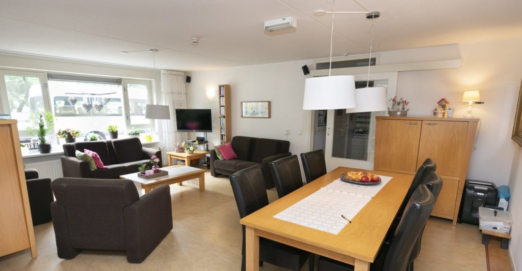 Een gemeenschappelijke woonkamer, keuken, sanitaire voorzieningen en gezellige tuin.