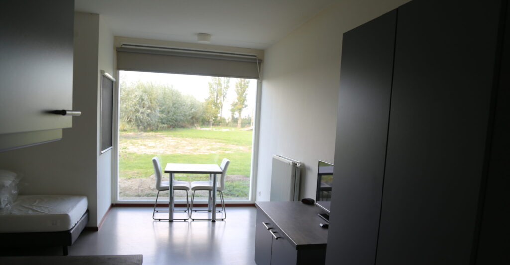 Een eigen studio voorzien van pantry en badkamer.