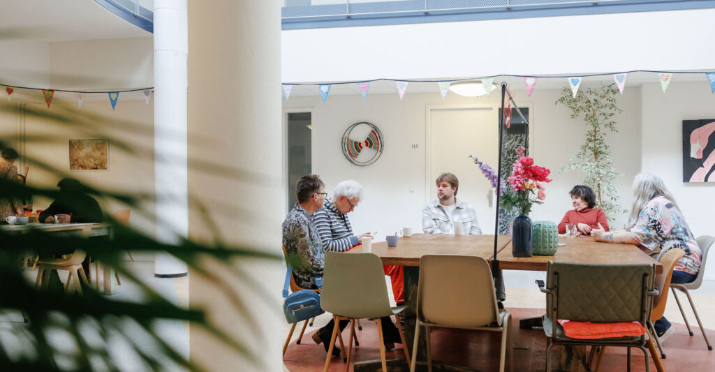 Een gezellig ingerichte gemeenschappelijke woonkamer