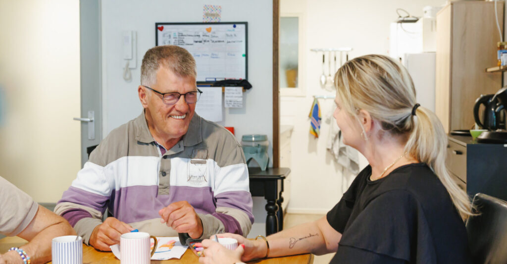 Bewoners wonen zelfstandig, maar begeleiding is altijd bereikbaar.