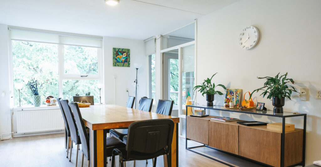 Een gemeenschappelijke ruimte voor de gezamenlijke koffie- en eetmomenten.