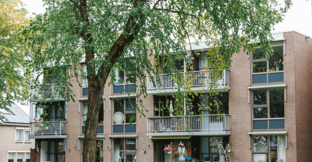 In het rustige en groene Ter Apel, met een winkelcentrum op vijf minuten lopen.