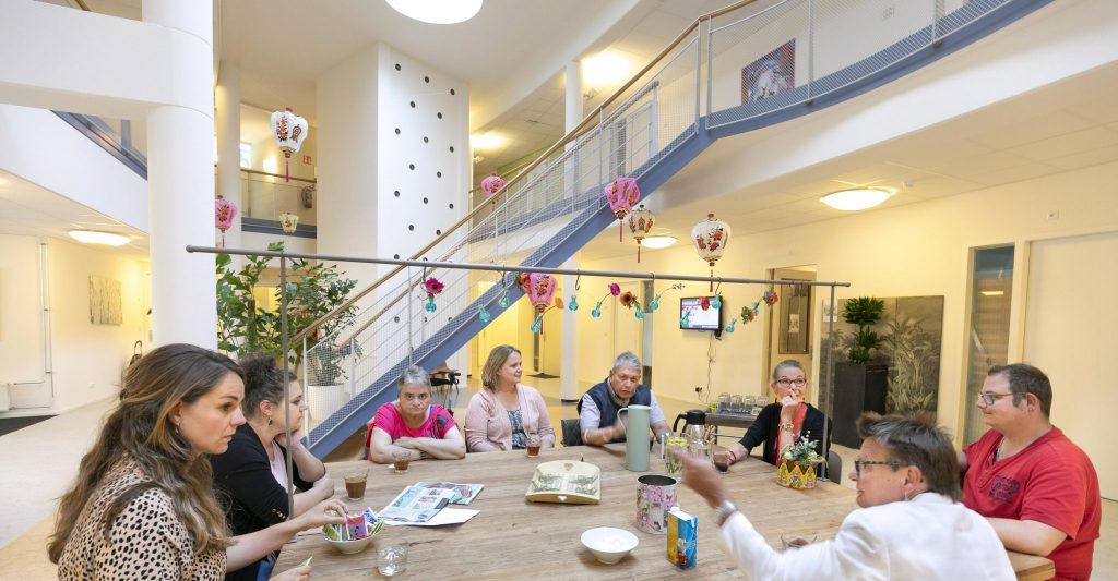 Een gezellig ingerichte gemeenschappelijke woonkamer