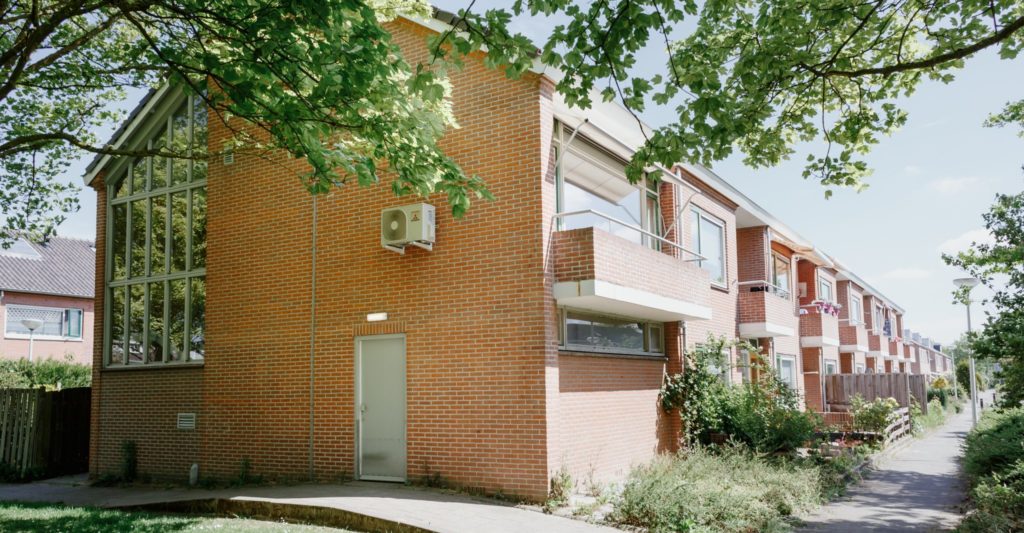 16 appartementen met eigen voordeur, woonkamer, slaapkamer, badkamer en keuken. 