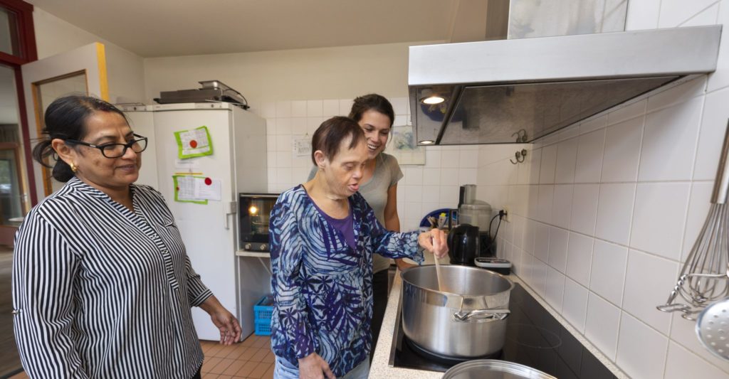 Gezamenlijke woonkamer met keuken.