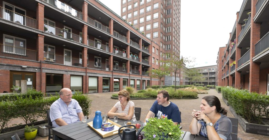 Ruime en gezellige gemeenschappelijke woonkeukens met buitenplaats.