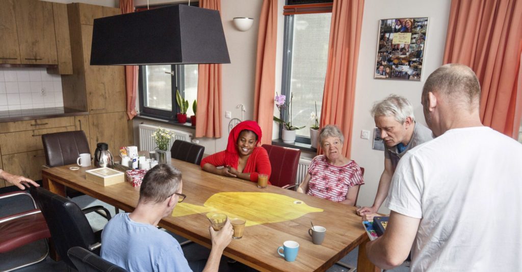 Jongere cliënten met soms pittig gedrag én wat ouder wordende cliënten leven hier samen.