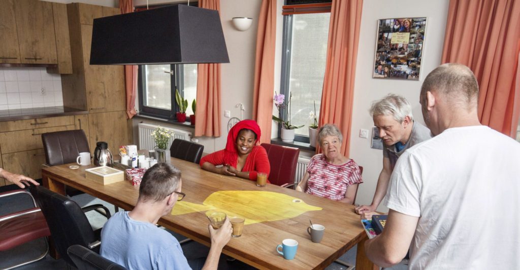 Jongeren en ouderen leven hier samen.