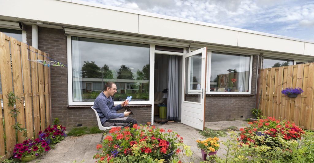 Gelegen in het groen aan de rand van een rustige woonwijk.