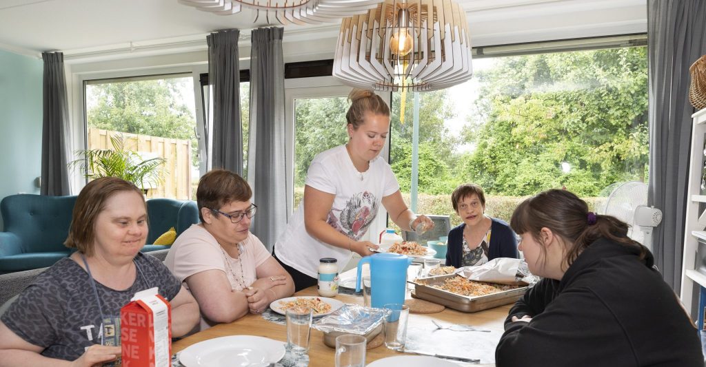 Het eten wordt geserveerd in de eigen woongroep.