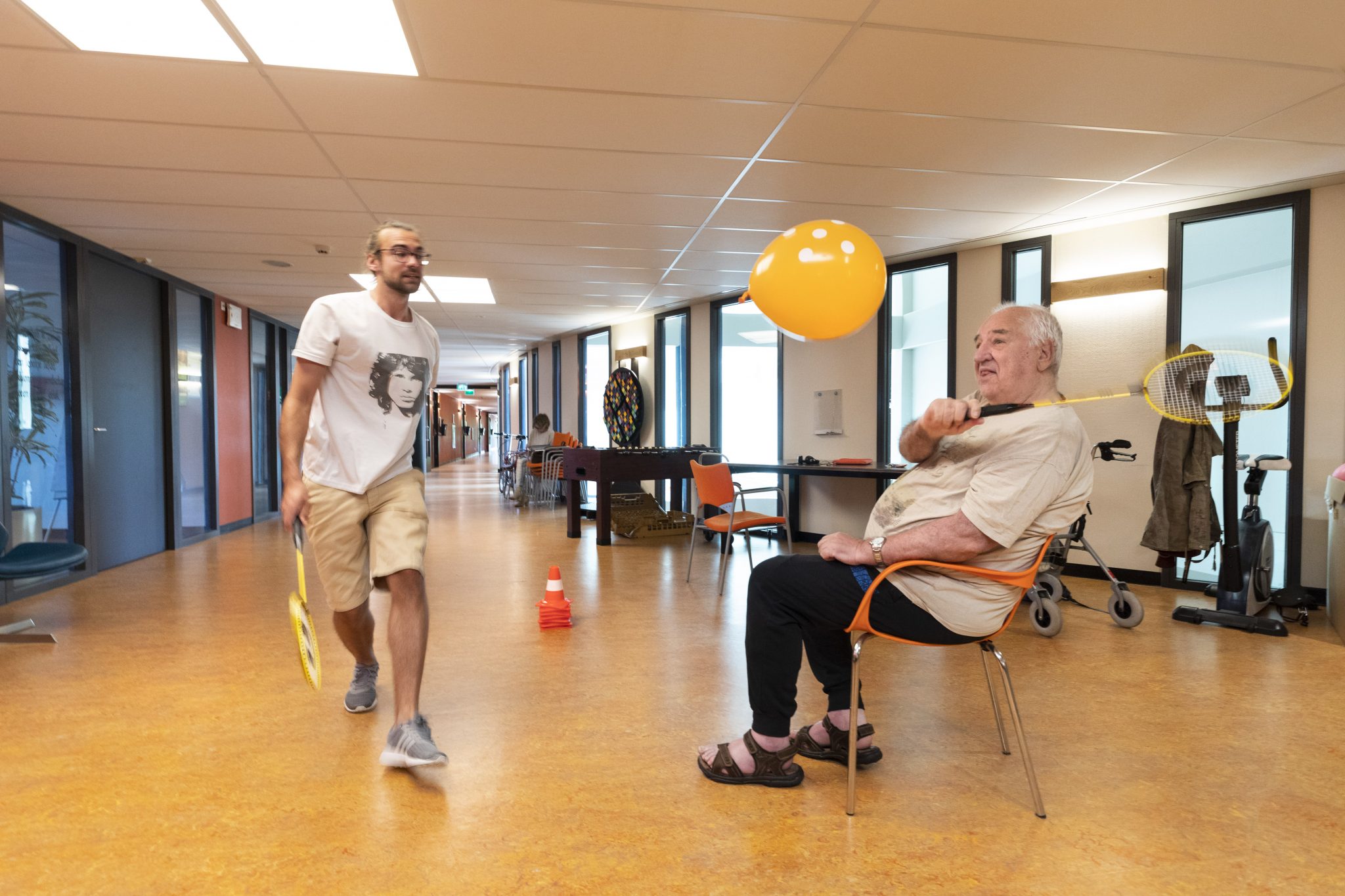 Twee keer per week komen stagiaires psychomotorische therapie om bewegingsoefeningen te doen met bewoners
