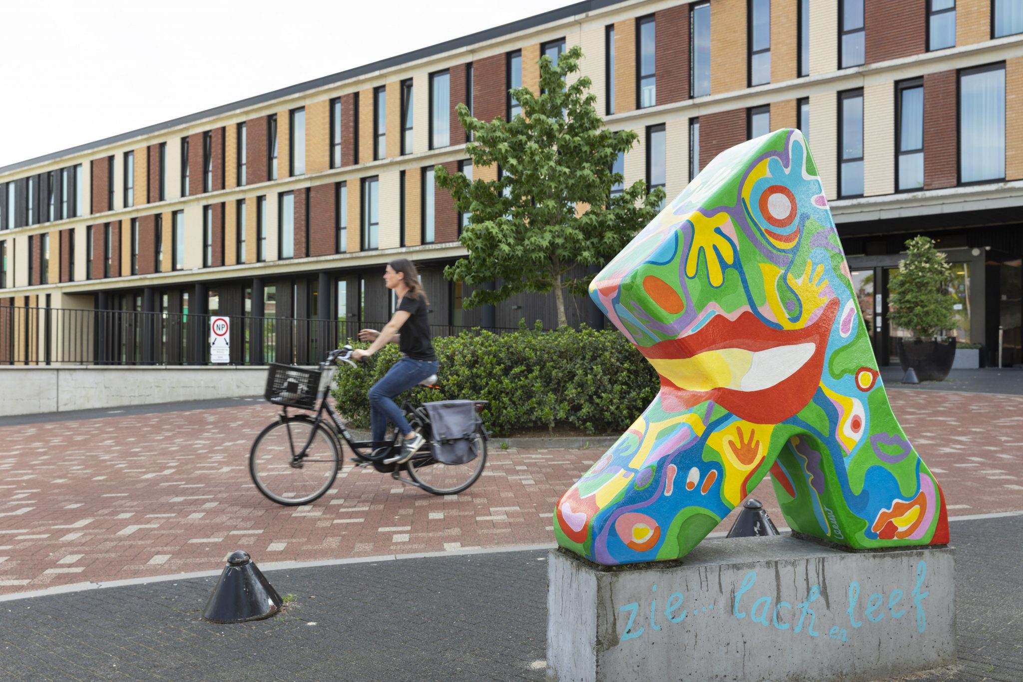 Markante en ruime torenflat uit 2011, met diverse zorginstanties in één complex.