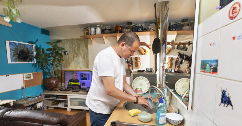 21 appartementen met slaapkamer, woonkamer met keukentje, badkamer en toilet.  