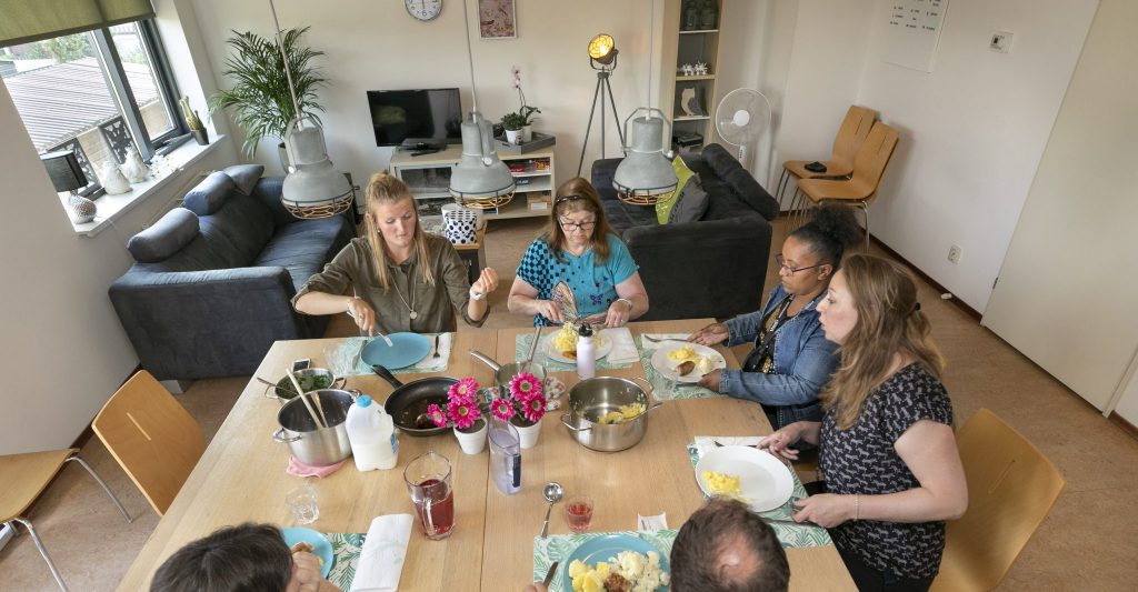 Gemeenschappelijke keuken en eet-/huiskamer in het steunpunt.