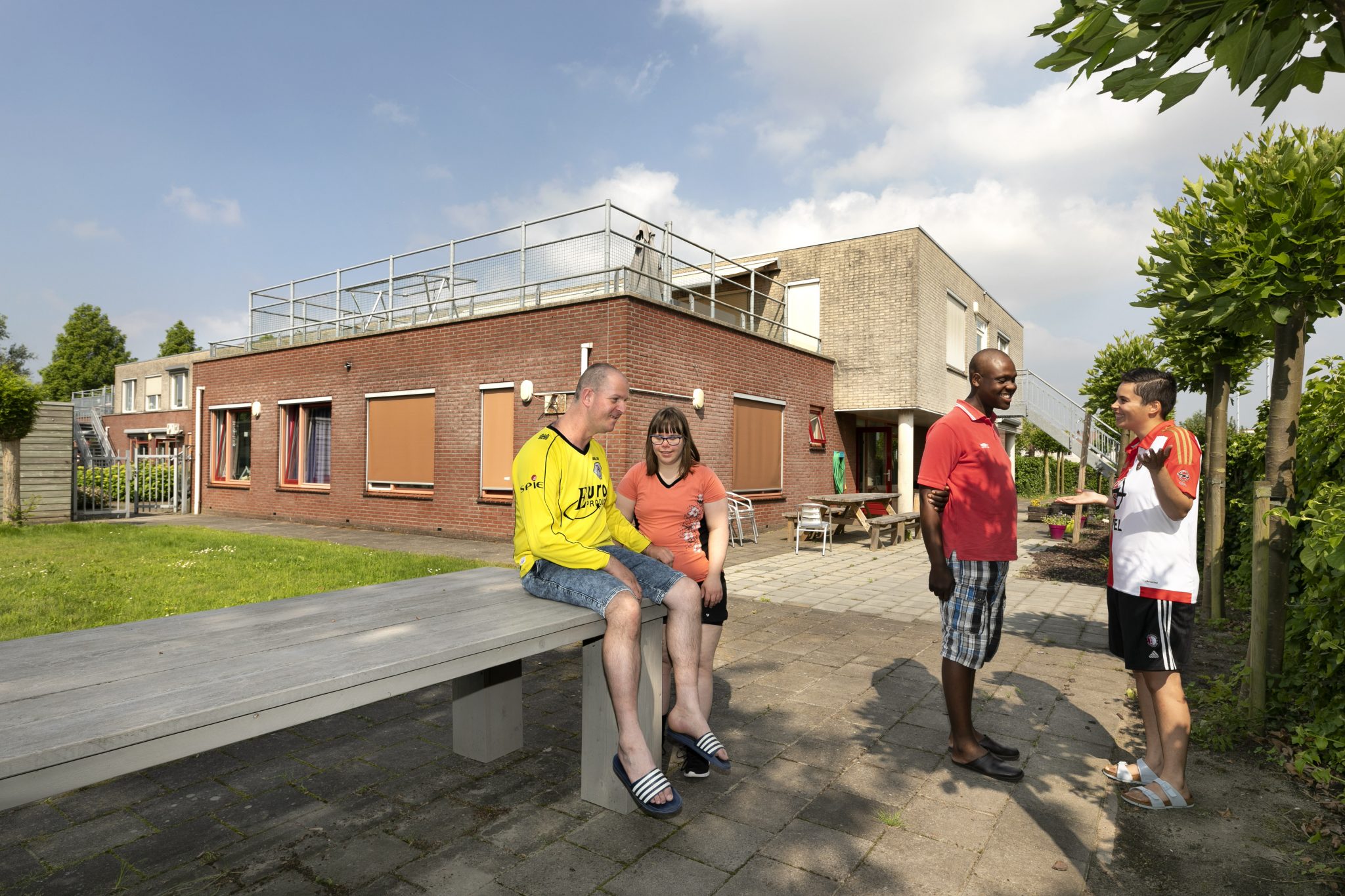 Midden in een woonwijk – en de samenleving.